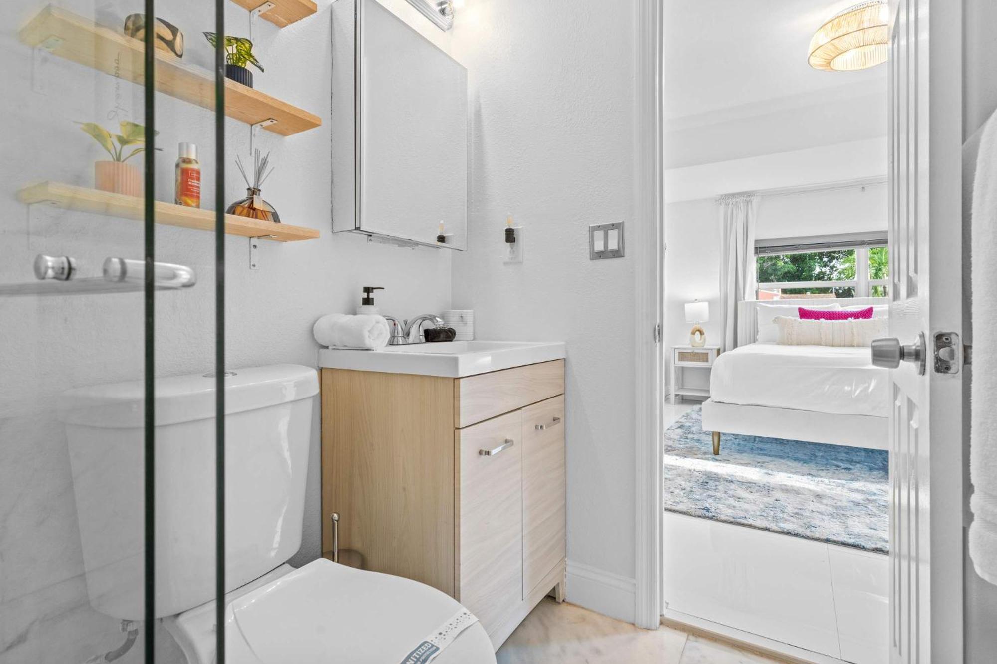 Arthaus- Fully Stocked Kitchen And Fenced Yard