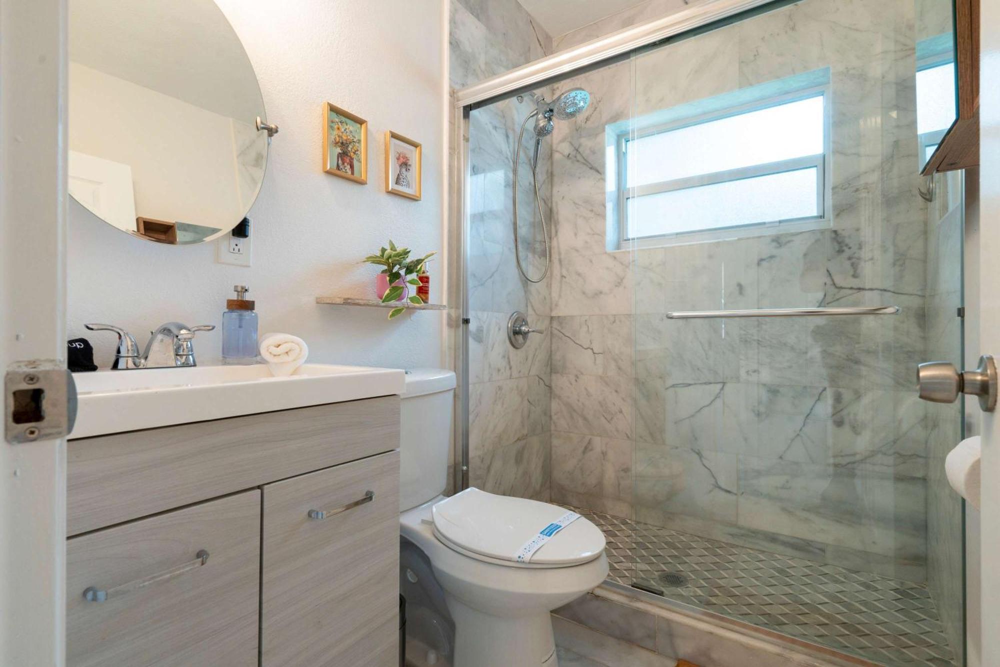 Arthaus- Fully Stocked Kitchen And Fenced Yard *