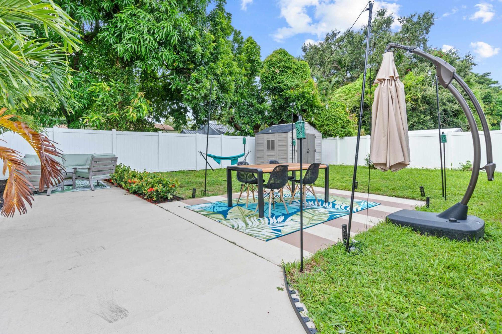 Arthaus- Fully Stocked Kitchen And Fenced Yard *