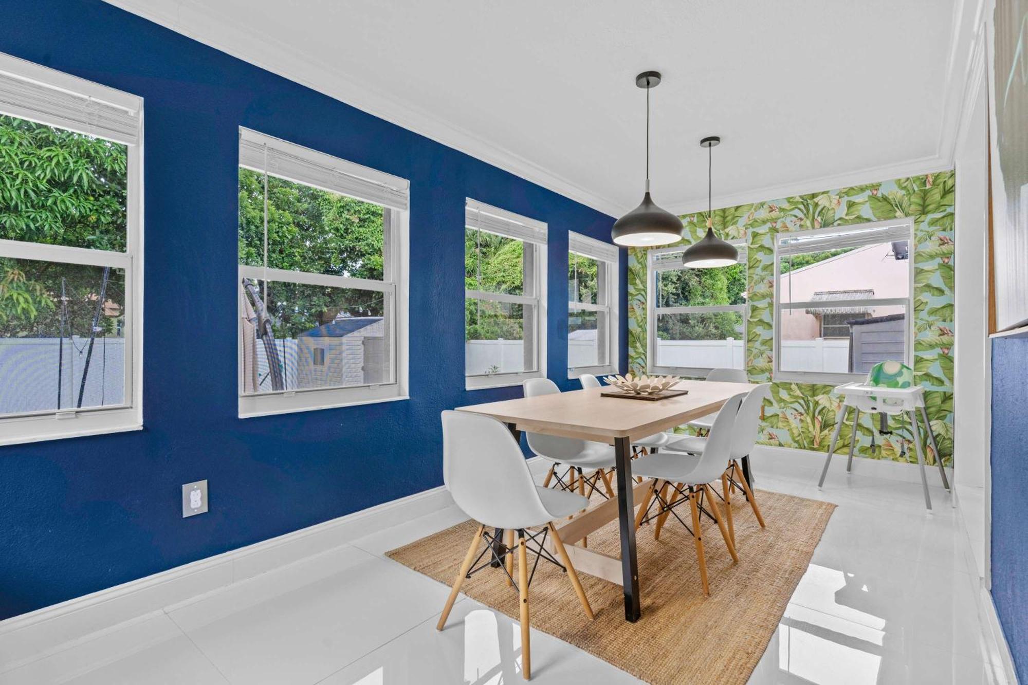 Arthaus- Fully Stocked Kitchen And Fenced Yard *